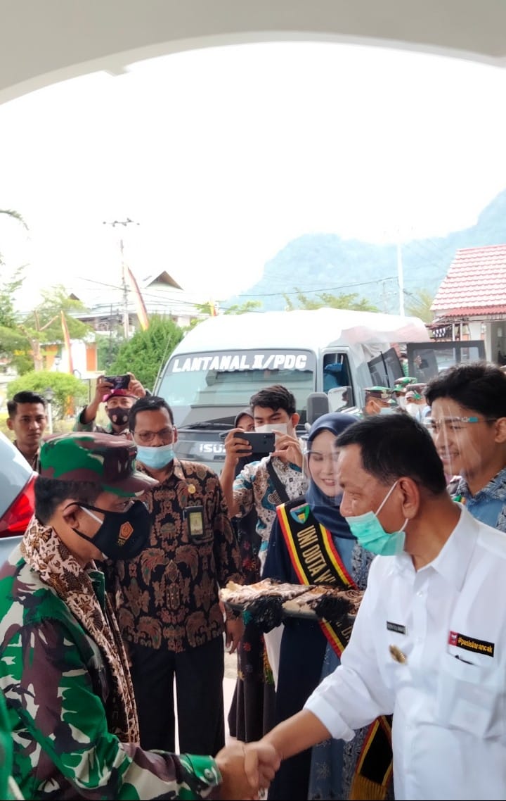 Kunjungan kerja Danlantamal II beserta staf bertempat di rumah dinas Bupati