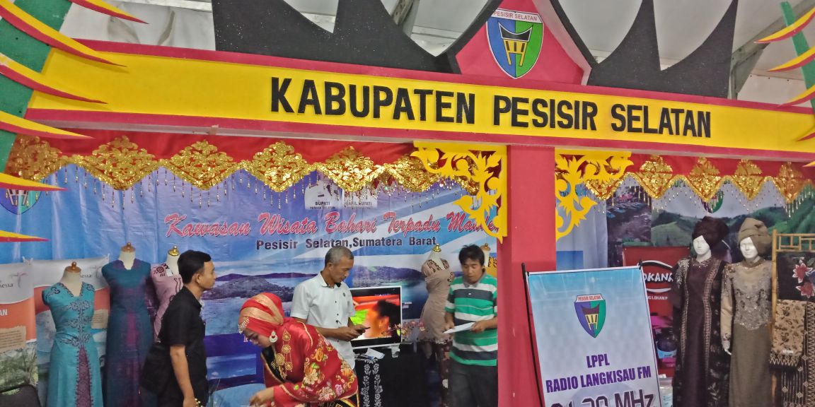Kepala Dinas Pariwisata,Pemuda Dan Olahraga Bapak Mawardi Roska, S.Ip.Mengunjungi Stand Kabupaten Pe