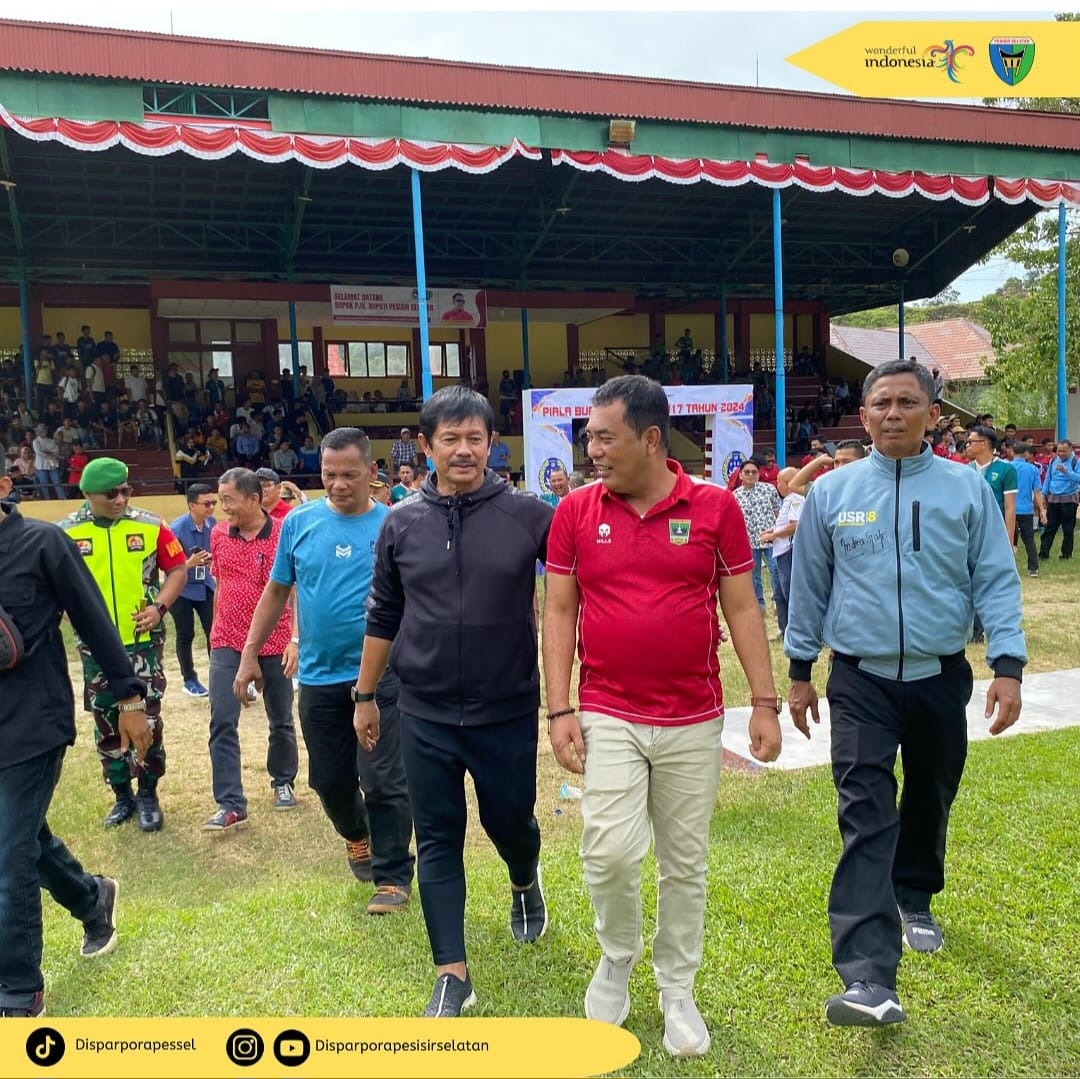 Pembukaan Turnamen Sepakbola Bupati Cup U-13, U-15 dan U-17 Oleh Coach Indra Sjafri di Gor Ilyas Yac