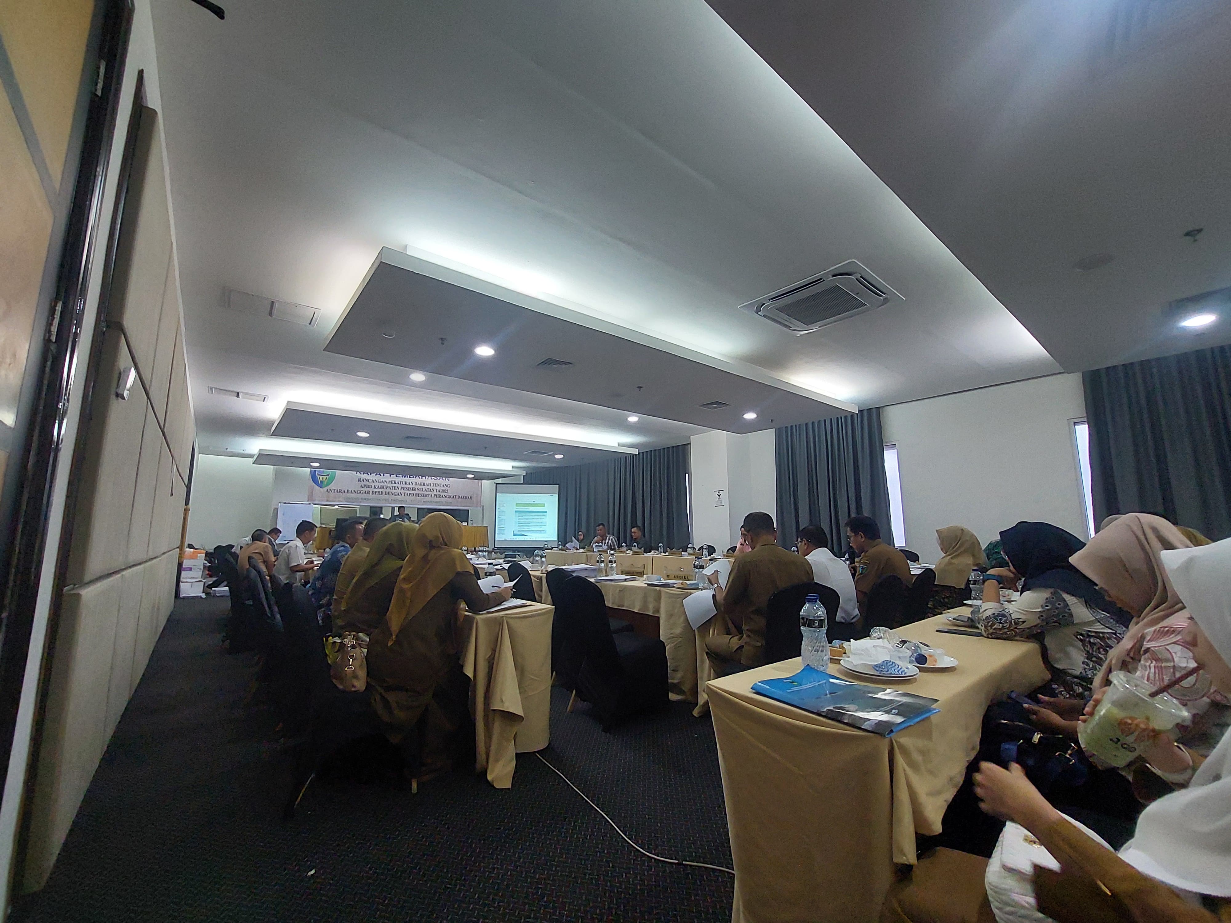 Rapat Pembahasan Rencana Peraturan Daerah Tentang APBD Kabupaten Pesisir Selatan Tahun Anggaran 2025